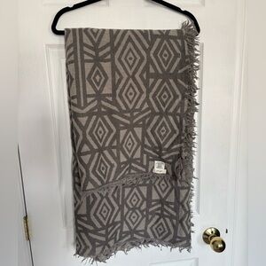 Aritzia Wilfred 100% wool blanket scarf - grey geometric